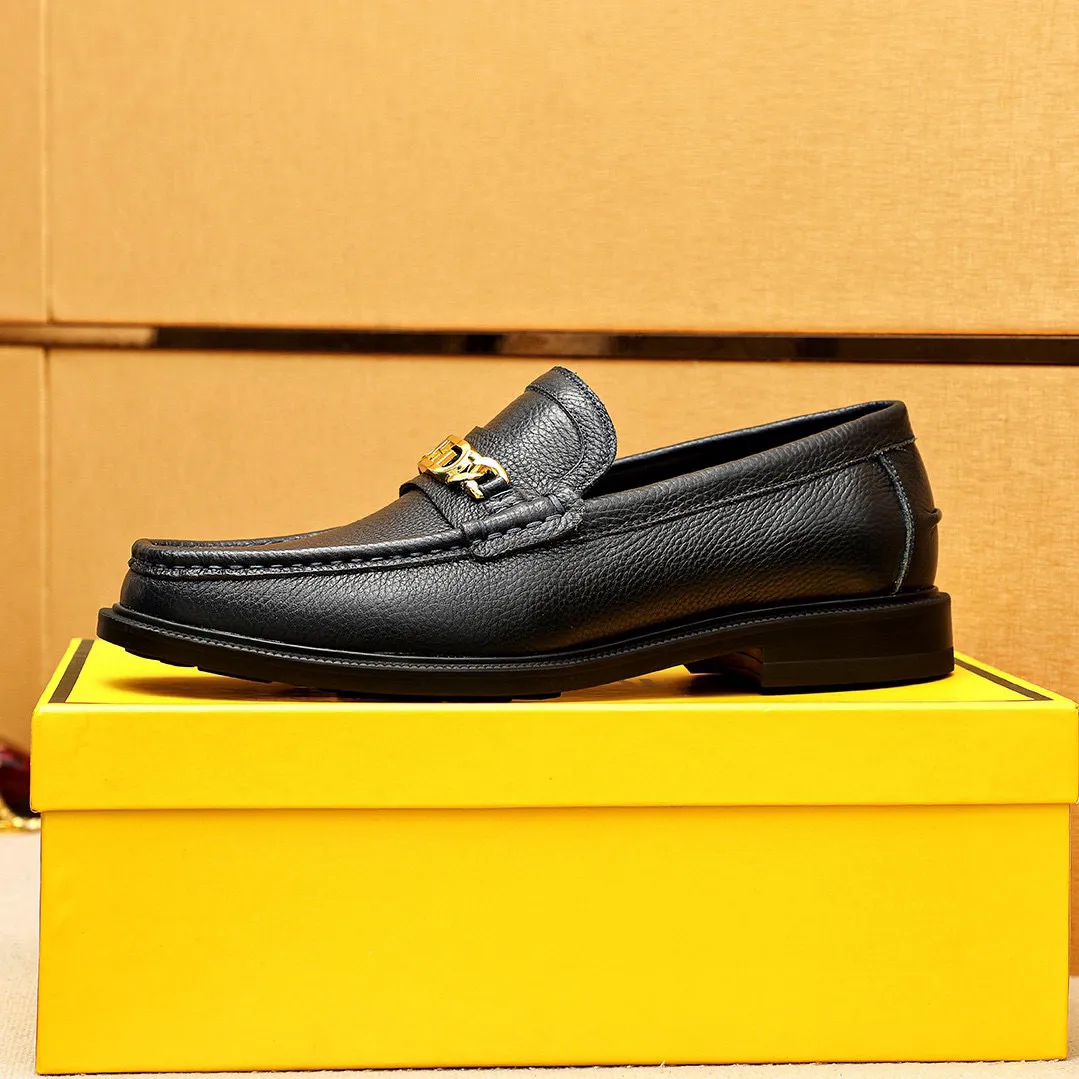Men's shoes 💰460 💐 Product trademark: FENDI [Fendi] casual leather shoes Regular size: 38-44 (45🉑️customized) Product materials: Selected imported first-layer pebbled cowhide leather upper + luxury hardware buckle, imported cowhide lining. Strong three-dimensional visual effect, rubber outsole Color: 3⃣️colors available